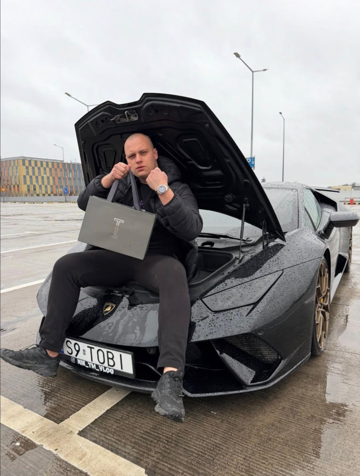 iPhone i pudełka przygotowane do odsprzedaży